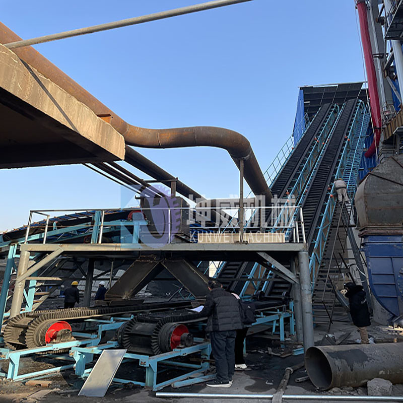 內蒙古通遼客戶敞開式大傾角皮帶輸送機已投入使用